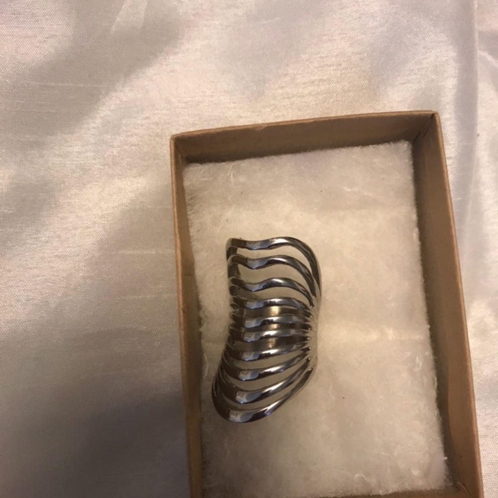 Beautiful rich style long finger ridge ring